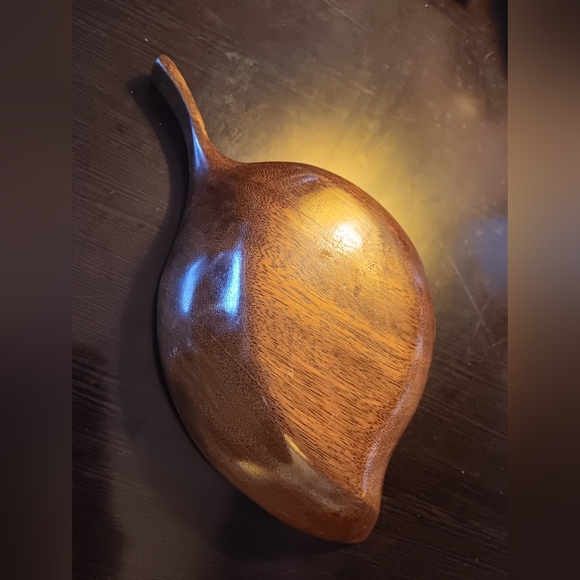 HANDPAINTED CARVED WOODEN LEAF BOWL - Picture 2 of 2